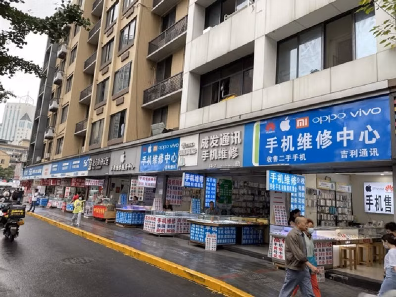 Nhiều khu phố điện thoại nổi tiếng như Thái Thăng Nam (Thành Đô) giờ chỉ còn mặt bằng trống và biển cho thuê.