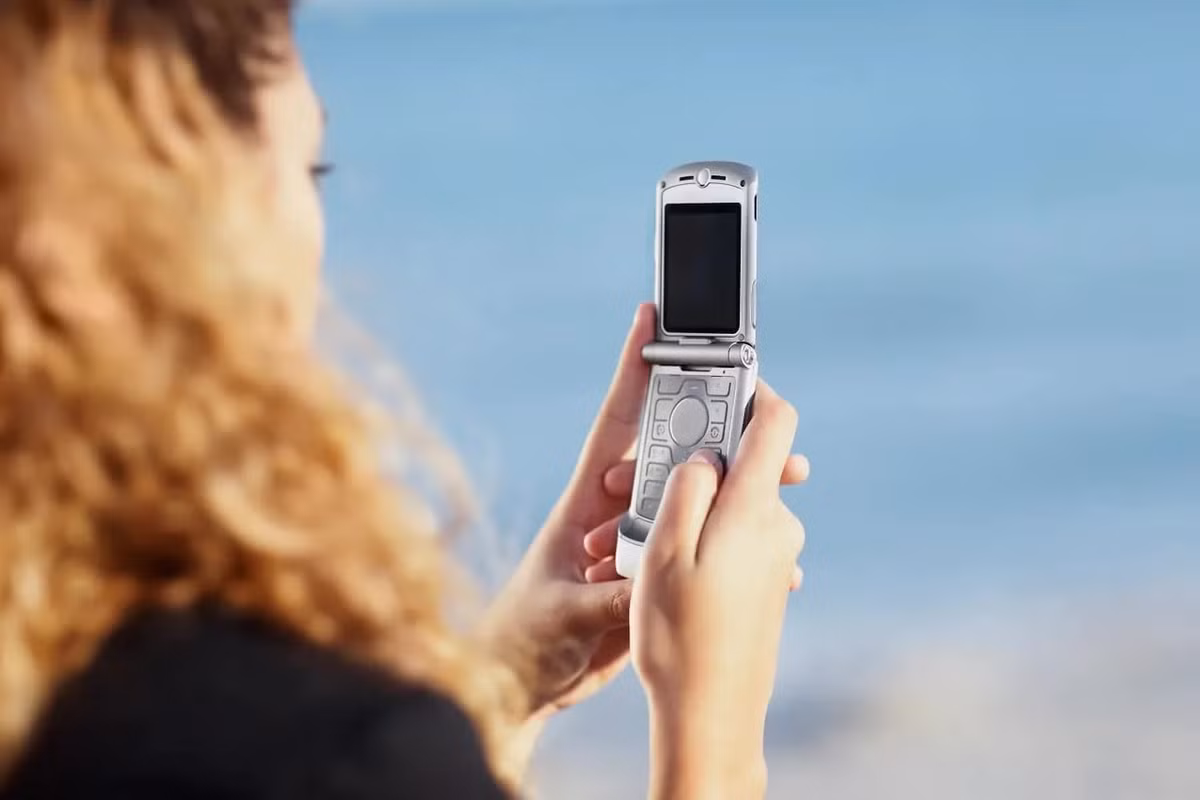 Từng được xem là thế hệ gắn bó mật thiết với smartphone, Gen Z đang tạo ra một xu hướng ngược dòng khi tìm về các thiết bị công nghệ cũ như điện thoại nắp gập, máy ảnh film hay máy nghe nhạc iPod để giảm phụ thuộc vào màn hình và mạng xã hội.