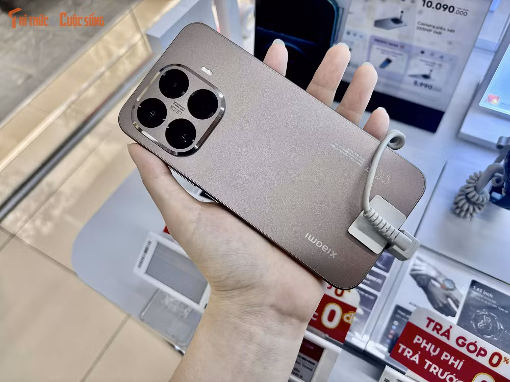 Xiaomi 15T Pro xuất hiện trên thị trường với định vị “flagship killer”, tập trung vào việc mang lại trải nghiệm cao cấp nhưng vẫn giữ mức giá dễ tiếp cận, nổi bật với thiết kế tối giản sử dụng khung kim loại và mặt lưng kính, tạo cảm giác cứng cáp, sang trọng và phù hợp với xu hướng thiết kế hiện đại.