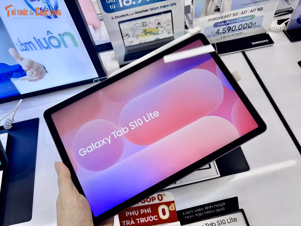 Ngay từ ngoại hình, Galaxy Tab S10 Lite gây ấn tượng với thiết kế Armor Aluminum cao cấp, mang lại cảm giác chắc chắn và bền bỉ trong quá trình sử dụng, đồng thời vẫn duy trì độ mỏng chỉ 6,6 mm và trọng lượng khoảng 523 g, giúp người dùng dễ dàng mang theo trong balo hoặc túi xách mà không gây cồng kềnh khi di chuyển.