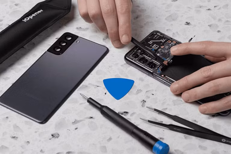 Cụ thể, chi phí sửa trung bình của iPhone chỉ khoảng 75 USD mỗi lần, trong khi thiết bị Samsung dao động từ 100 đến 120 USD.
