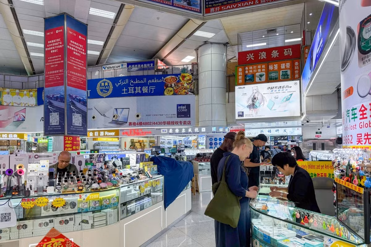 Trong bối cảnh AI đang tạo ra làn sóng tiêu dùng công nghệ mới trên toàn cầu, Huaqiangbei giờ đây không còn đơn thuần là “thiên đường linh kiện” dành cho dân kỹ thuật mà đang trở thành biểu tượng mới cho tham vọng AI của Trung Quốc, nơi robot và thiết bị thông minh dần thay thế những quầy hàng linh kiện điện tử truyền thống từng làm nên tên tuổi khu chợ này.