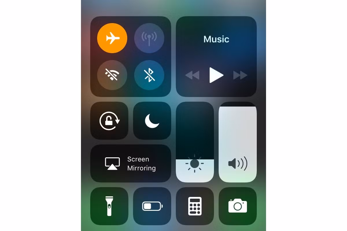 Tuy nhiên, chế độ máy bay trên iPhone hiện đại không còn tắt hoàn toàn WiFi, Bluetooth như trước.