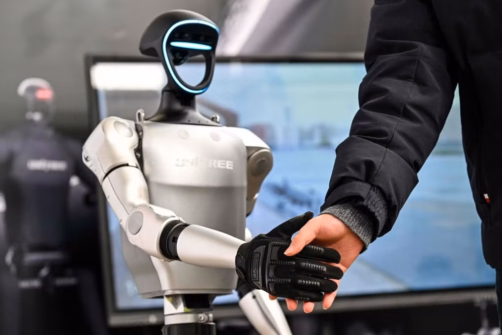 Dù nhiều công ty đang thử nghiệm robot tự thay pin, tích hợp pin vào khung cơ thể hoặc chờ đợi bước đột phá từ pin thể rắn của Toyota hay BYD, giới chuyên gia vẫn cho rằng để robot hình người thực sự làm việc trọn vẹn một ca 8 giờ như con người, ngành công nghiệp này có thể cần thêm gần một thập kỷ nữa để vượt qua giới hạn vật lý của công nghệ pin hiện tại.
