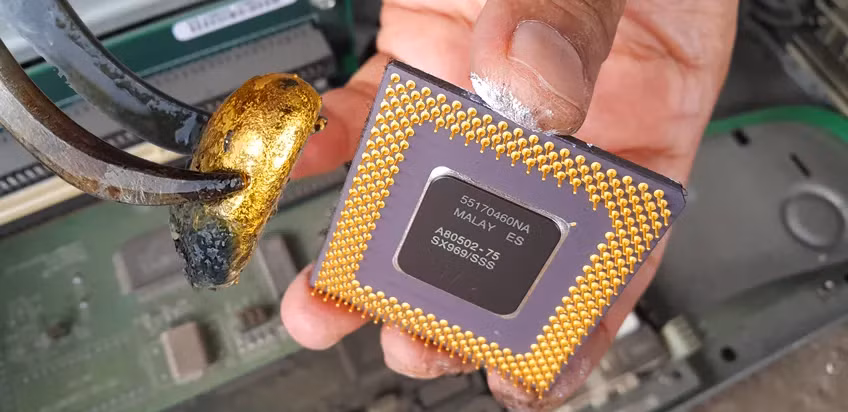 Vàng được sử dụng rải rác trong bảng mạch, CPU, RAM và các đầu nối để đảm bảo dẫn điện ổn định.
