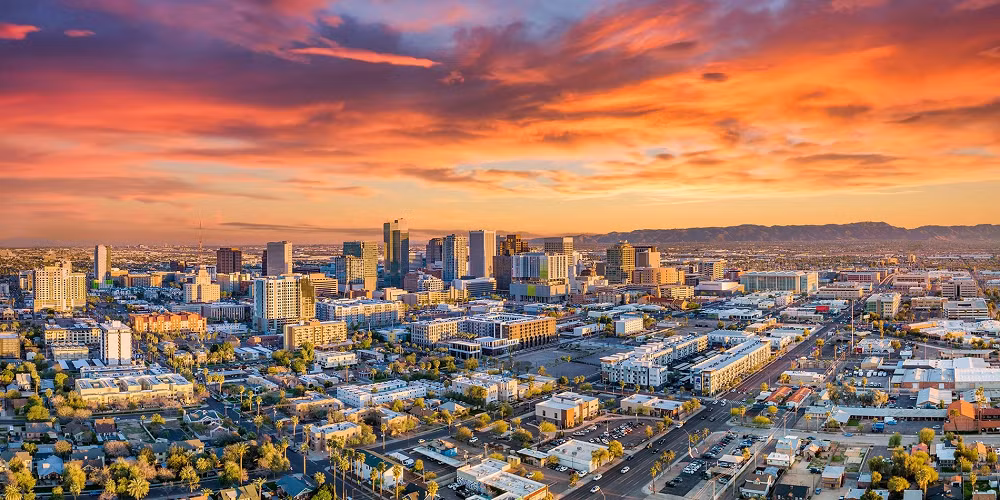 Sự bùng nổ của ngành chip giúp Arizona tạo ra hàng chục nghìn việc làm với hơn 33.000 lao động đang hoạt động trong lĩnh vực bán dẫn, đồng thời kéo theo hàng loạt trường đại học mở chương trình đào tạo kỹ sư AI và bán dẫn nhằm đáp ứng nhu cầu nhân lực khổng lồ trong tương lai.