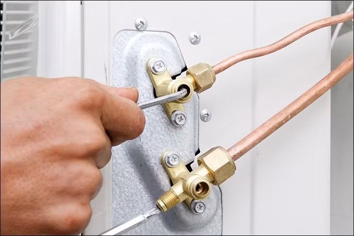 Các chuyên gia khuyến cáo người dùng nên lựa chọn những đơn vị bảo trì điều hòa uy tín, có quy trình kiểm tra minh bạch và báo giá rõ ràng, bởi chỉ một thao tác kiểm tra đơn giản trước khi nạp gas cũng có thể giúp tránh nguy cơ bị “vẽ bệnh”, tiết kiệm từ vài trăm nghìn đến hàng triệu đồng trong mùa cao điểm sử dụng điều hòa.