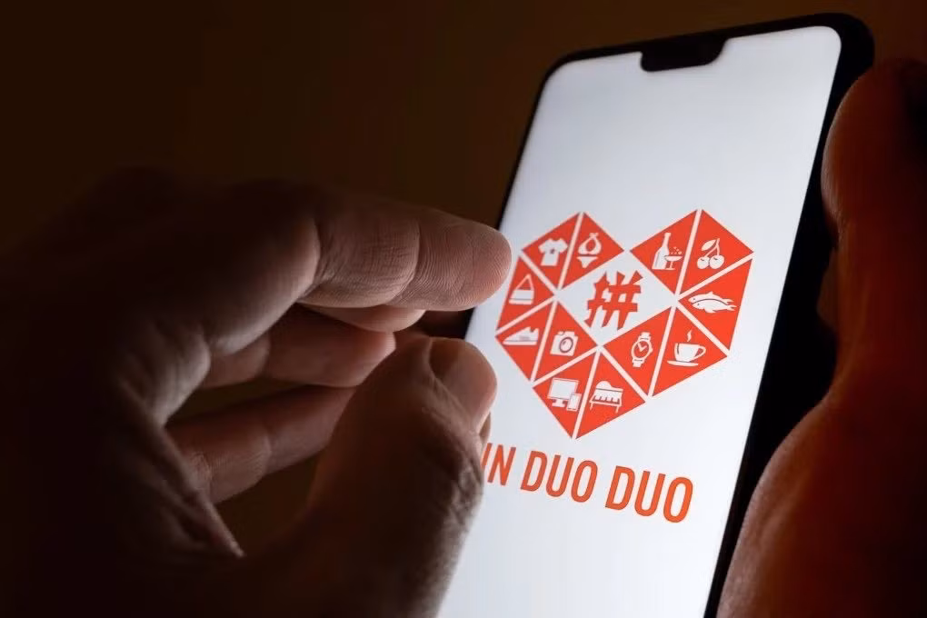 Trong thương mại điện tử, Taobao và Pinduoduo biến mua sắm thành giải trí với livestream, game hóa và mô hình mua chung giá rẻ.