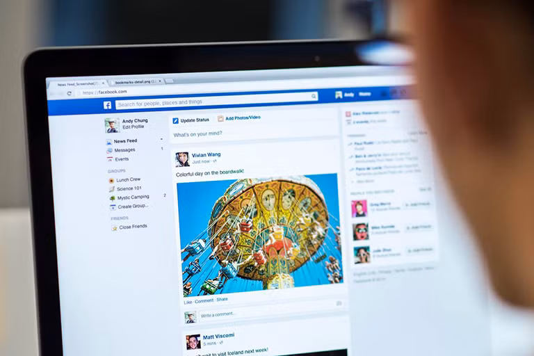 Một trong những tính năng quan trọng nhất của Facebook là News Feed, nơi mỗi người dùng nhìn thấy một bảng tin hoàn toàn khác nhau. Để quyết định nội dung nào xuất hiện trước mắt người dùng, hệ thống AI của Meta phải phân tích hàng loạt yếu tố như sở thích cá nhân, mức độ tương tác, chủ đề quan tâm và hành vi của những người có đặc điểm tương đồng.