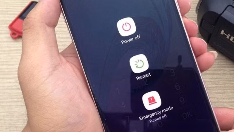 Trong một số kịch bản tấn công, việc khởi động lại máy có thể giúp “cắt đứt” quá trình xâm nhập đang diễn ra mà người dùng không hề hay biết.