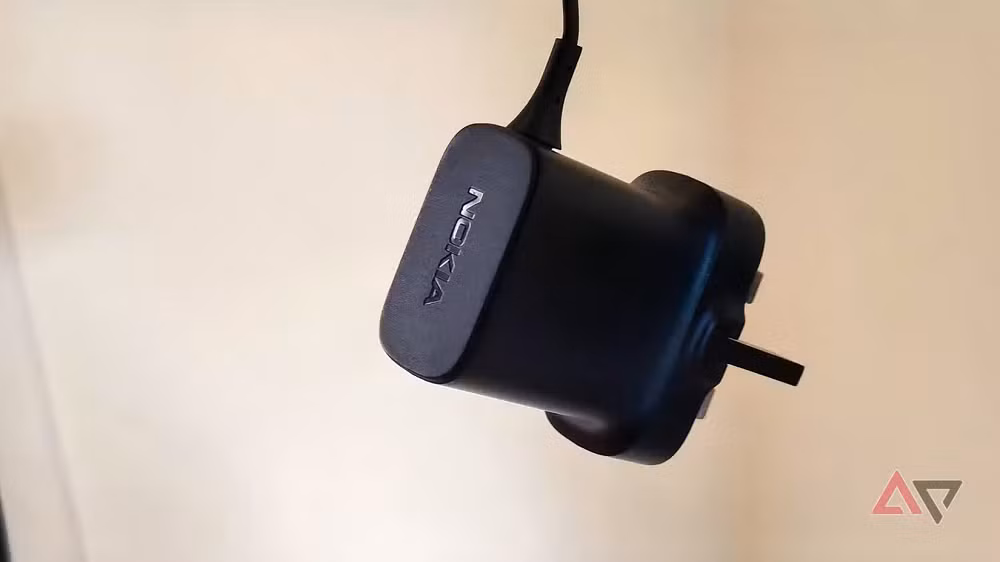Cây bút Jon Gilbert của Android Police cho biết dù đang sử dụng smartphone hỗ trợ sạc nhanh 80W, bộ sạc anh đặt cạnh giường mỗi tối chỉ có công suất 2,75W, mức bị xem là “chậm như rùa” trong thời đại điện thoại AI và pin dung lượng lớn. (Ảnh: Android Police)