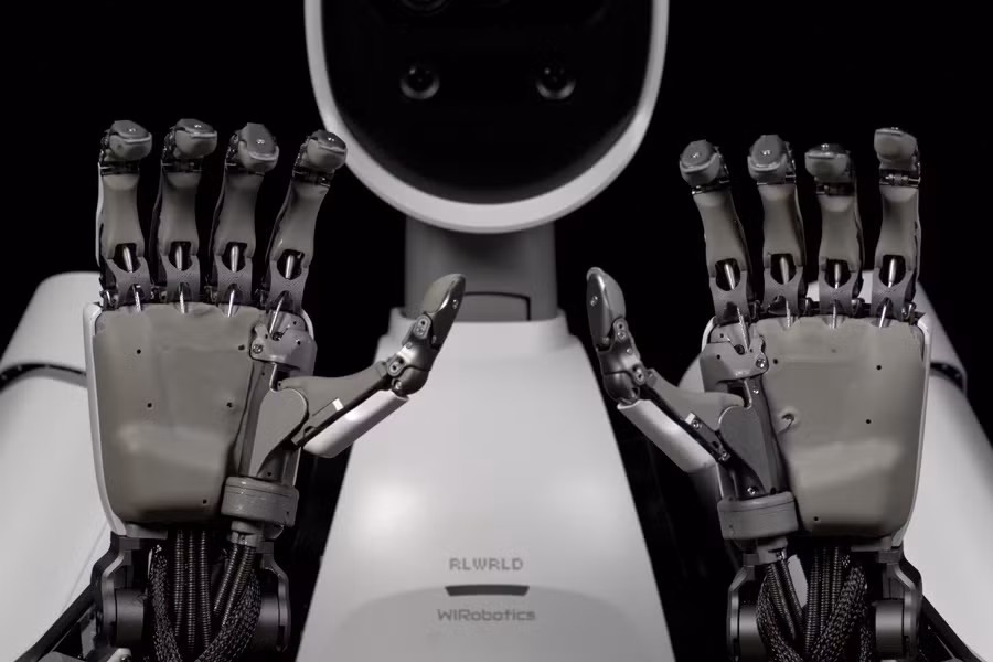 Khác với các robot truyền thống vốn chỉ giỏi nâng vật nặng hoặc thực hiện thao tác lặp lại, mô hình AI RLDX-1 mà RLWRLD phát triển lại tập trung vào khả năng “khéo léo”, cho phép robot hiểu được lực tay, góc cầm nắm và cách xử lý các tình huống phức tạp giống con người trong thực tế.