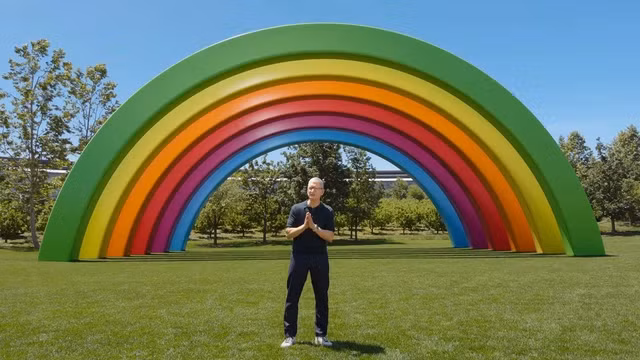 Từ khi tiếp quản vị trí CEO sau sự ra đi của Steve Jobs vào năm 2011, Tim Cook đã dẫn dắt Apple mở rộng sang lĩnh vực dịch vụ, củng cố quyền riêng tư cho người dùng, phát triển cộng đồng lập trình viên toàn cầu và đưa công ty trở thành một trong những doanh nghiệp giá trị nhất hành tinh.