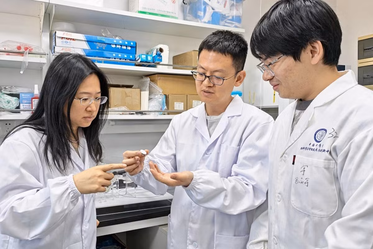 Bệnh nhân tên Zhang bị liệt tứ chi sau tai nạn năm 2022 và tham gia thử nghiệm lâm sàng tại Bệnh viện Hoa Sơn, Thượng Hải.