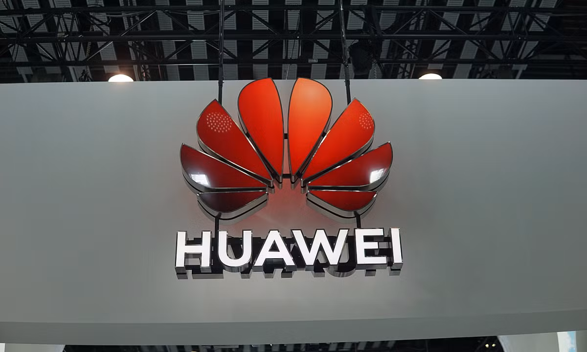 Khác với mô hình phát triển chip truyền thống, Huawei tuyên bố “Định luật Định cỡ Tau” sẽ thay thế cách tiếp cận cũ của Định luật Moore bằng việc tối ưu luồng dữ liệu xuyên hệ thống thay vì chỉ tập trung thu nhỏ kích thước vật lý của transistor.