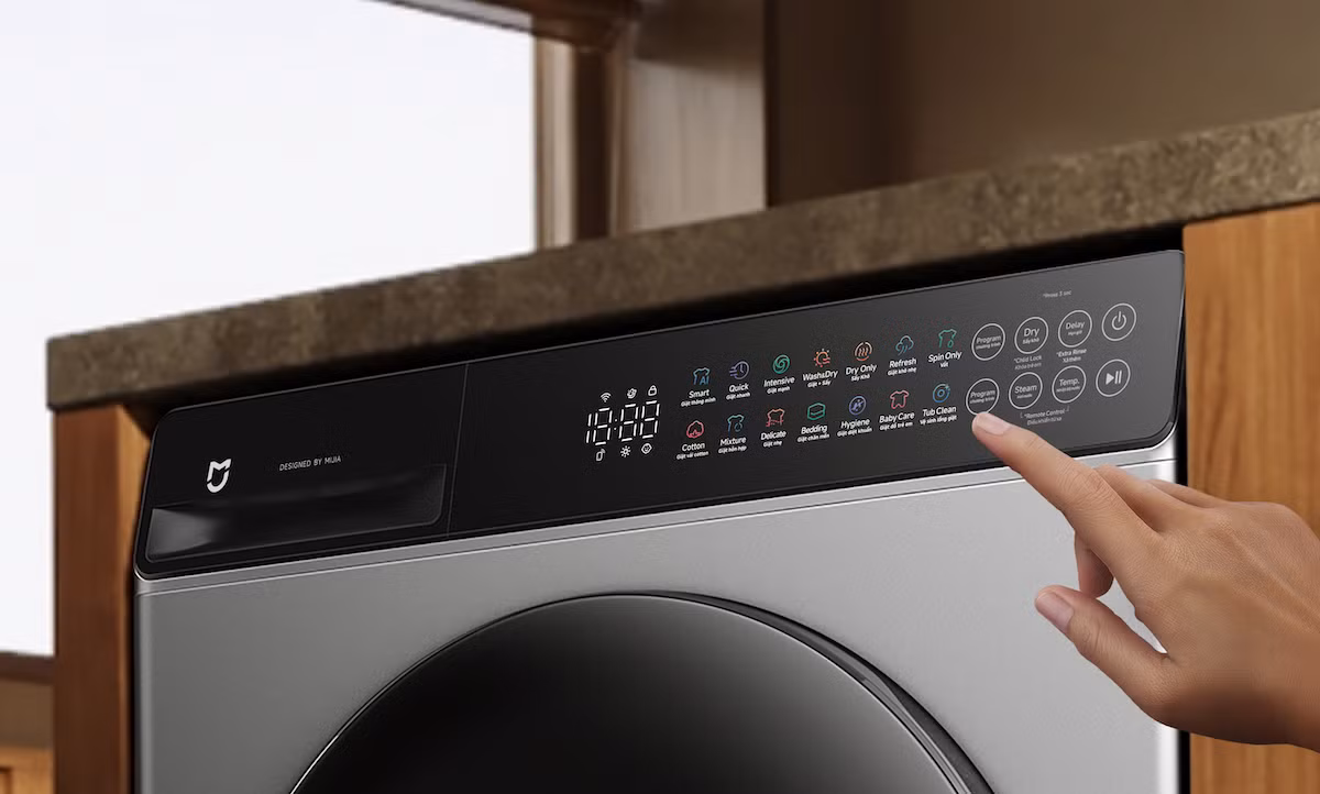 Các dòng máy thế hệ mới không chỉ tự động hóa quy trình giặt, vắt và sấy mà còn được trang bị nhiều chương trình chuyên biệt theo từng loại vải, đồng thời hỗ trợ điều khiển từ xa trên một số mẫu cao cấp.