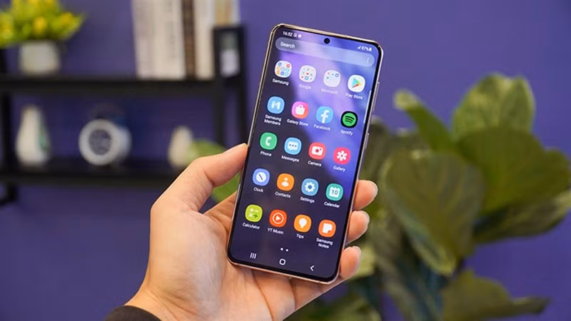 Nhiều người dùng điện thoại Samsung Galaxy vẫn thường tìm đến các ứng dụng bên thứ ba để phục vụ nhu cầu đo đạc, quét tài liệu hay kiểm tra mạng Wi-Fi mà không biết rằng thiết bị của mình đã được tích hợp sẵn hàng loạt công cụ hữu ích. Mới đây, cây bút công nghệ Pankil Shah của Android Authority đã chia sẻ trải nghiệm bất ngờ khi phát hiện ra những tính năng “ẩn mình” trên điện thoại Galaxy dù đã sử dụng dòng máy này trong nhiều năm. Những công cụ này không yêu cầu cài đặt phức tạp, đồng thời có thể giúp người dùng tiết kiệm thời gian và bộ nhớ đáng kể.