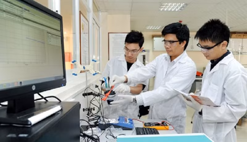 Lĩnh vực thứ hai được vị tỷ phú đánh giá có khả năng “miễn nhiễm” tốt trước AI là nghiên cứu khoa học, đặc biệt trong các ngành sinh học và y học, nơi tư duy phản biện, trực giác và khả năng đặt giả thuyết mới vẫn là lợi thế lớn của con người.