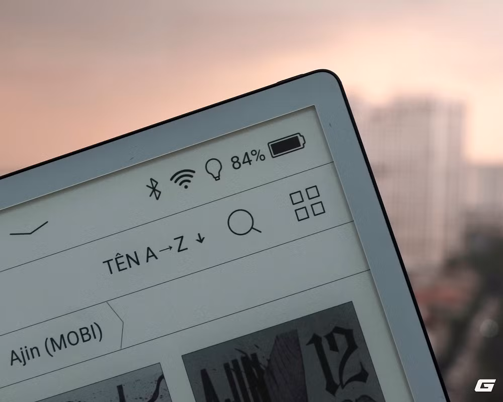 Khác với nhiều đối thủ chạy Android, PocketBook InkPad One sử dụng hệ điều hành Linux tối giản, mang đến giao diện nhẹ nhàng, ít gây phân tâm và hoạt động ổn định với bộ xử lý lõi tứ 1,8 GHz cùng 2 GB RAM, đủ đáp ứng các tác vụ đọc sách, lật trang và ghi chú mà không gặp nhiều trở ngại.(Ảnh: Genk)