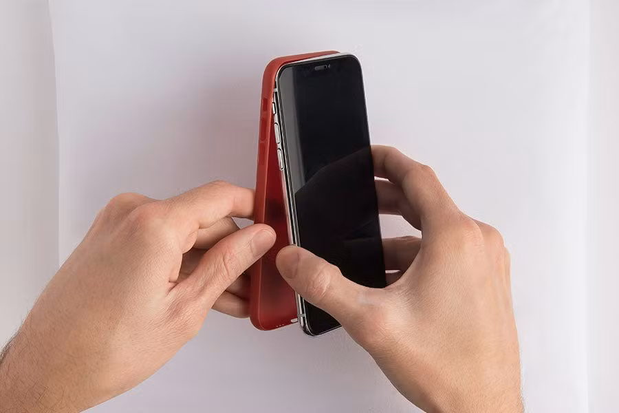 Dù vậy, người dùng cũng không cần quá lo lắng bởi hầu hết smartphone hiện đại đều được trang bị hệ thống quản lý nhiệt thông minh, tự động giảm hiệu năng xử lý, hạ độ sáng màn hình hoặc giới hạn một số tác vụ khi phát hiện nhiệt độ vượt ngưỡng an toàn để bảo vệ linh kiện bên trong.