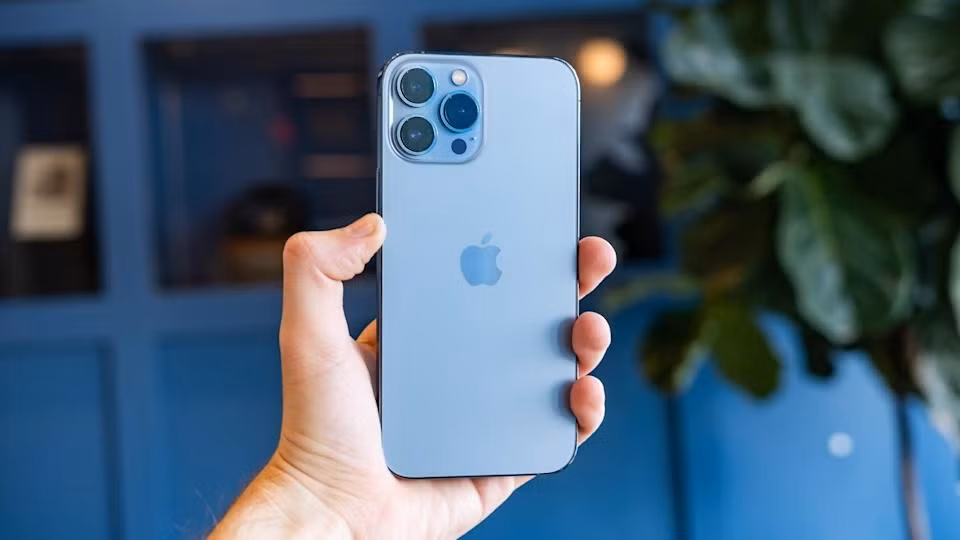 3. iPhone 13 Pro Max nổi bật với pin “trâu bò” và màn hình ProMotion, phù hợp với người dùng cần hiệu năng bền bỉ.