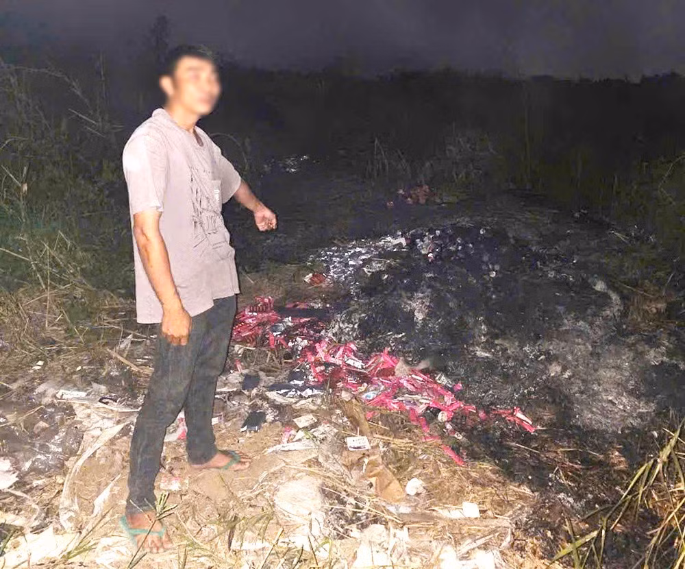 L chỉ địa điểm bỏ, đốt số thực phẩm chức năng. Ảnh: CA