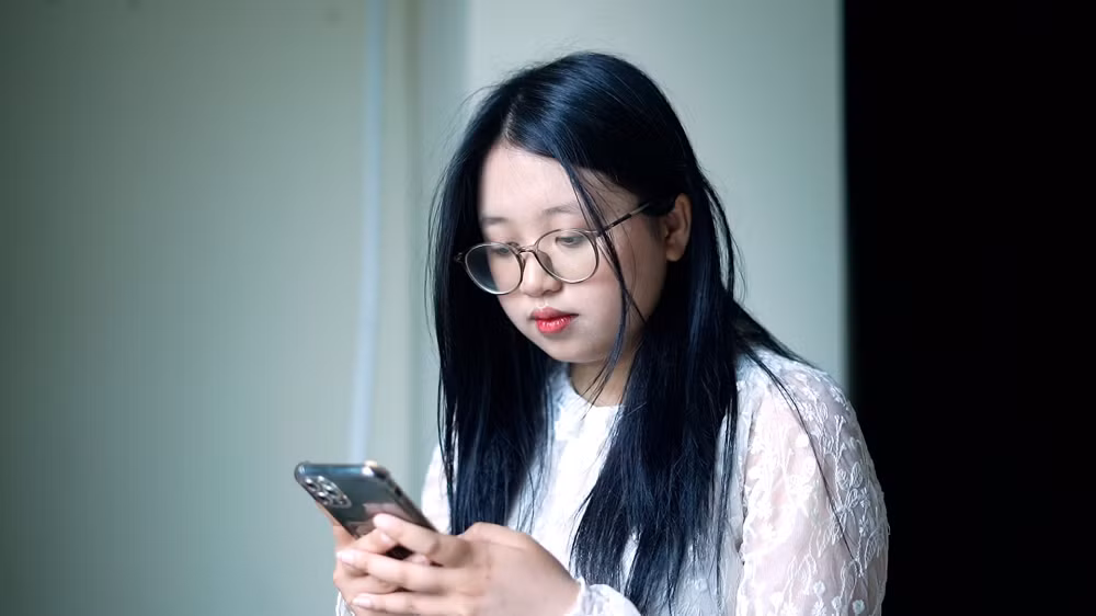 Không ít người thậm chí lựa chọn từ chối công việc liên quan đến AI hoặc chuyển sang ngành nghề khác để tránh phụ thuộc vào máy móc.