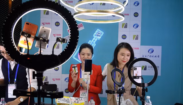 Thu nhập của không ít người lao dốc, thậm chí có streamer livestream nhiều giờ mỗi ngày nhưng không bán được sản phẩm nào.
