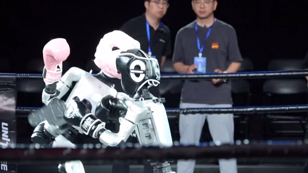 Unitree dùng AI và cảm biến thời gian thực để robot đứng vững khi chiến đấu.(Ảnh: China Plus South Africa)