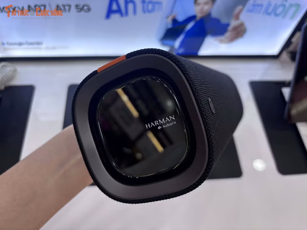 Không chỉ dừng lại ở phần cứng, Xiaomi còn tích hợp công nghệ Harman AudioEFX nhằm nâng cao chất lượng âm thanh, tạo hiệu ứng đa chiều và giúp âm nhạc trở nên sống động hơn, đặc biệt trong những không gian mở nơi âm thanh cần độ lan tỏa và chiều sâu rõ rệt.
