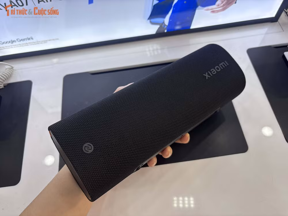 Khả năng kết nối cũng là một điểm cộng khi sản phẩm hỗ trợ Bluetooth 5.4, cho phép ghép nối nhanh chóng với smartphone hoặc tablet, đồng thời đảm bảo tín hiệu ổn định và độ trễ thấp, ngay cả khi sử dụng trong môi trường ngoài trời hoặc khoảng cách xa.