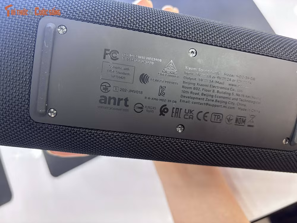 Bên cạnh đó, loa còn tích hợp micro cho phép thực hiện cuộc gọi rảnh tay, giúp người dùng có thể nhận và trả lời cuộc gọi trực tiếp thông qua loa ngoài mà không cần thao tác trên điện thoại, mang lại sự tiện lợi trong quá trình sử dụng.