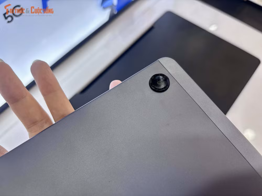 Thiết bị cũng được tối ưu cho nhu cầu học tập và làm việc từ xa với camera trước 5MP, cho chất lượng hình ảnh đủ rõ nét trong các cuộc gọi video hoặc lớp học trực tuyến, trong khi camera sau 8MP hỗ trợ lấy nét tự động giúp chụp tài liệu hoặc ghi lại hình ảnh hằng ngày với độ chi tiết ổn định.
