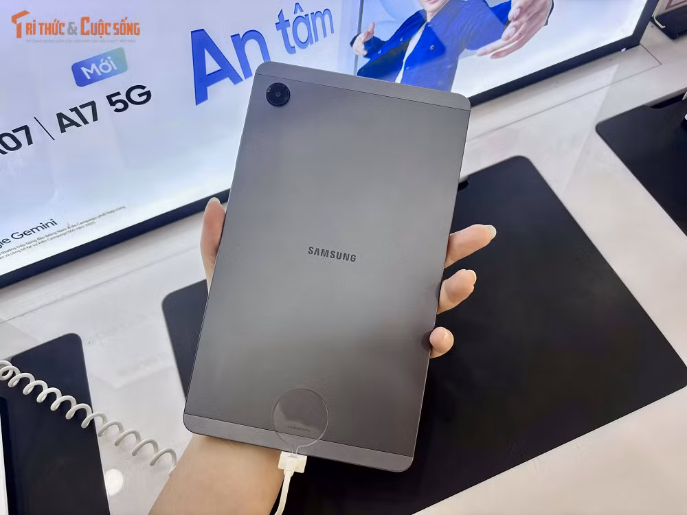 Bộ nhớ trong 64GB mang lại không gian lưu trữ tương đối thoải mái cho tài liệu, hình ảnh và video, đồng thời hỗ trợ mở rộng qua thẻ microSD lên đến 2TB, giúp người dùng linh hoạt hơn trong việc lưu trữ dữ liệu dài hạn mà không lo bị giới hạn dung lượng.