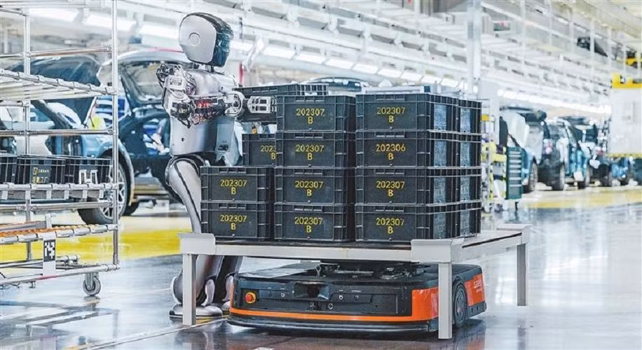 Robot giúp công nhân chuyển từ thao tác tay sang giám sát màn hình, mở ra thời đại nhà máy thông minh tại Trung Quốc.