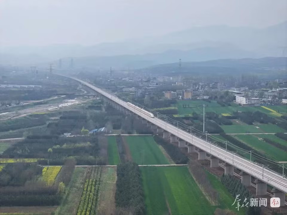 Dự án này là một phần trong chiến lược mạng lưới đường sắt cao tốc “Tám dọc, Tám ngang”, đóng vai trò then chốt trong việc nâng cấp hạ tầng giao thông quốc gia.(Ảnh: news.qq)