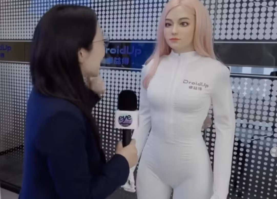 Các video thử nghiệm cho thấy Moya có thể mỉm cười, gật đầu và phản ứng linh hoạt với môi trường.