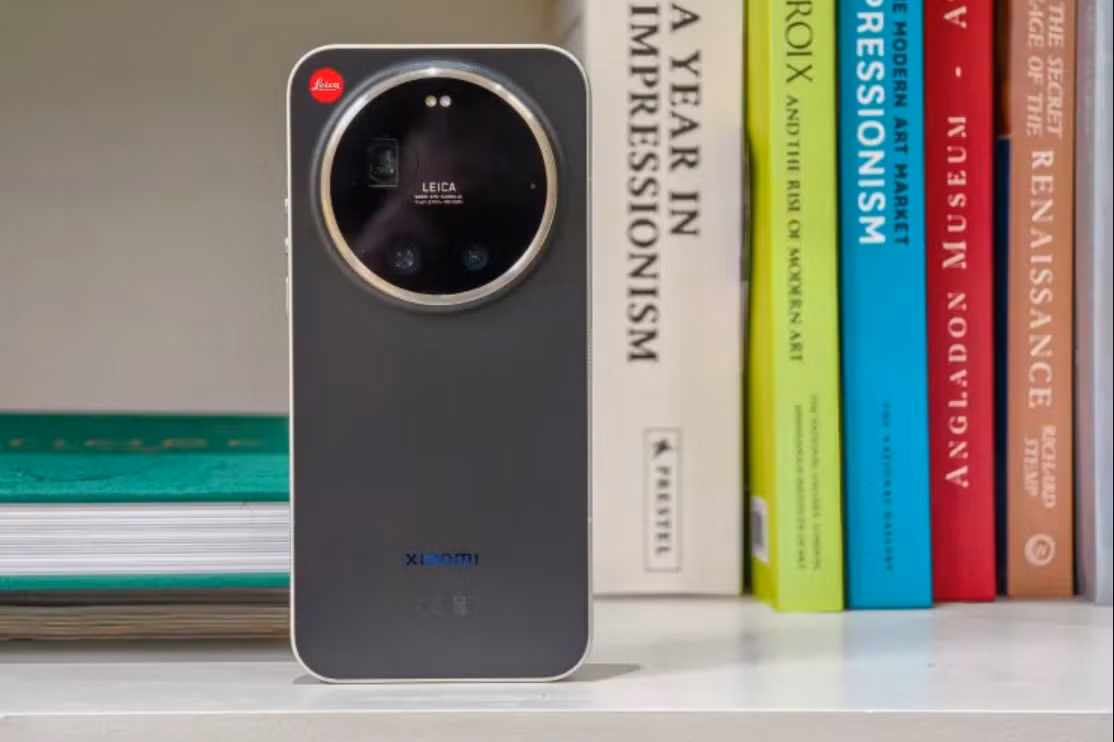 Ở mảng camera, khoảng cách càng rõ rệt khi các thương hiệu Trung Quốc liên tục hợp tác với những tên tuổi lớn để nâng cấp phần cứng, tạo ra trải nghiệm nhiếp ảnh vượt trội so với các flagship truyền thống.