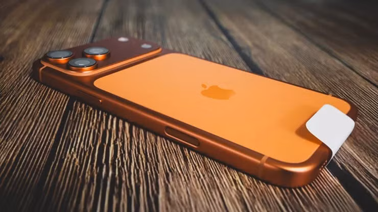 Trong số đó, iPhone 17 Pro Max nổi bật với chip A19 Pro mạnh mẽ, dung lượng RAM 12 GB và pin lớn giúp duy trì hiệu suất ổn định trong nhiều năm sử dụng.