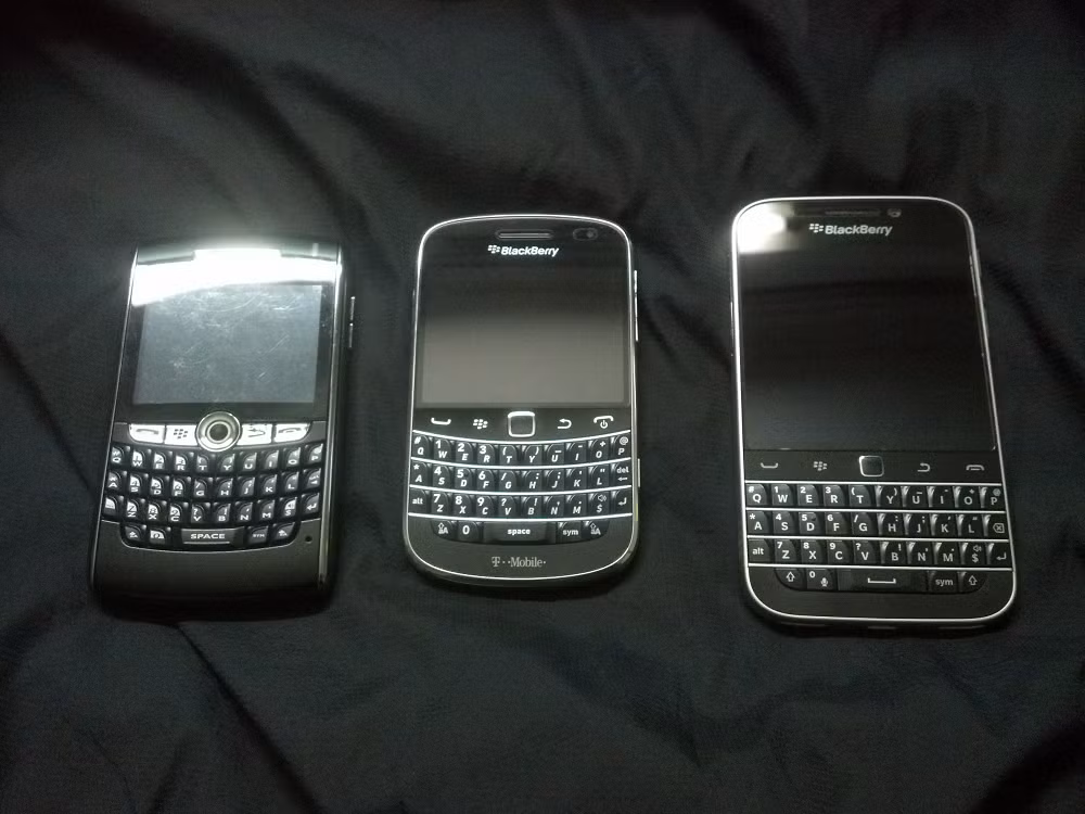 Dù điện thoại bàn phím vẫn chỉ chiếm tỷ lệ nhỏ trên thị trường smartphone toàn cầu, sự trở lại của chúng phản ánh một thay đổi đáng chú ý trong hành vi người dùng hiện đại, nơi ngày càng nhiều người muốn tìm kiếm thiết bị giúp họ tập trung hơn, ít bị thuật toán chi phối hơn và mang lại cảm giác sử dụng “con người” hơn giữa kỷ nguyên AI.
