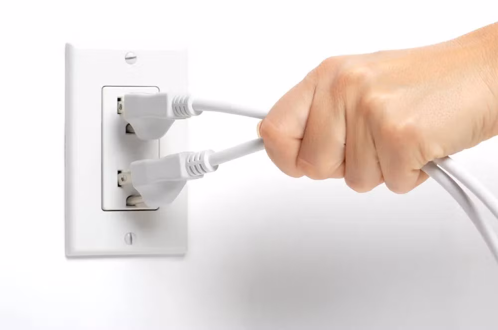 Tốt nhất nên rút toàn bộ nguồn điện, cáp mạng để tránh hỏng hóc do sét hoặc điện áp tăng đột ngột.