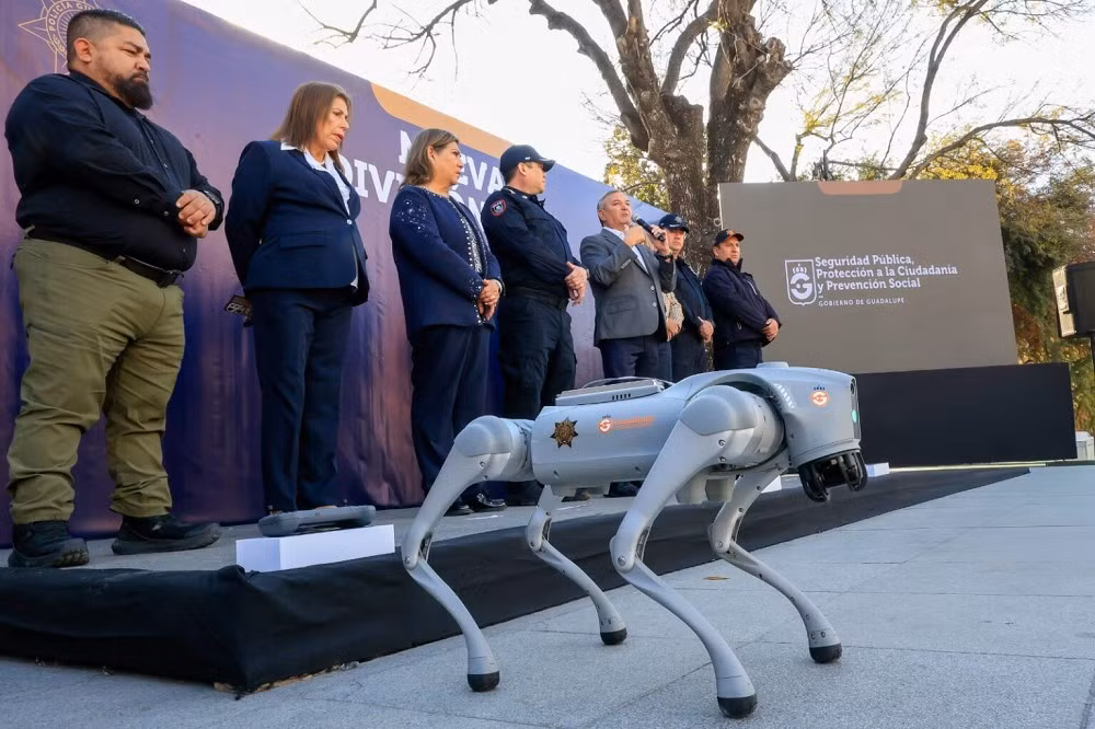 Khi phát hiện đối tượng giả định, robot dùng loa phóng thanh yêu cầu hạ vũ khí, chứng minh vai trò tiền trạm.