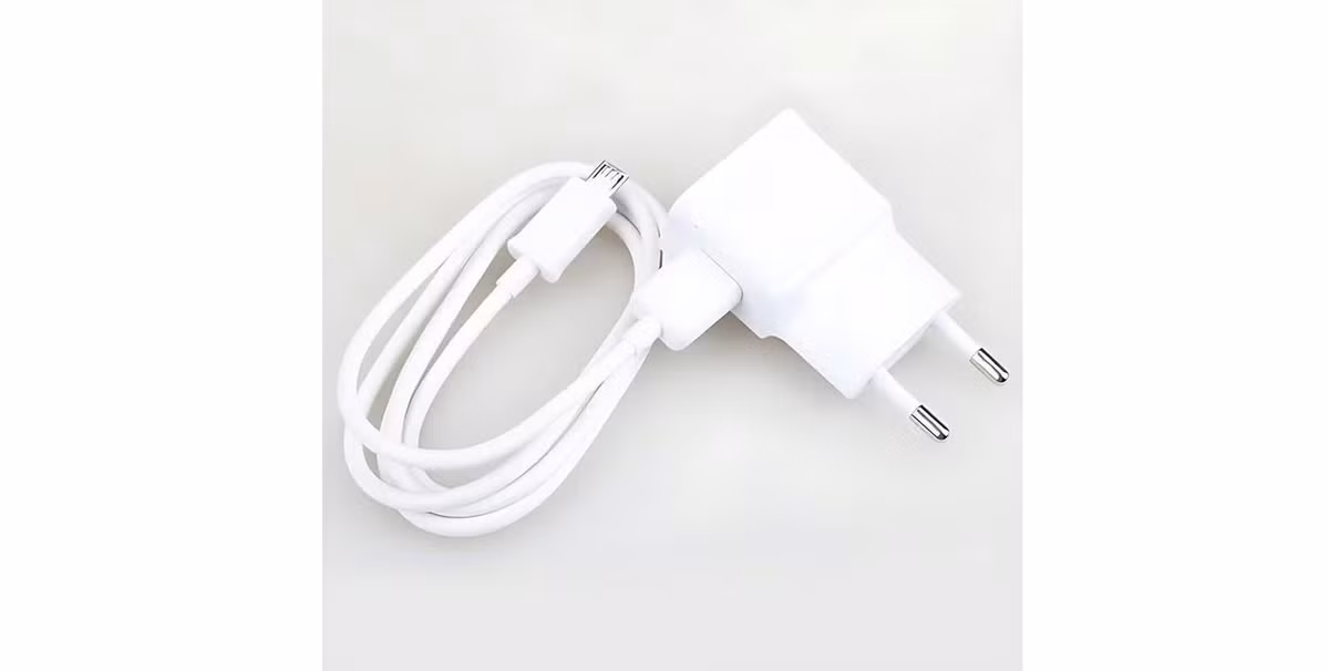 Nhiều hành khách có thói quen tranh thủ sạc pin điện thoại khi đi máy bay để đảm bảo thiết bị luôn đầy pin.