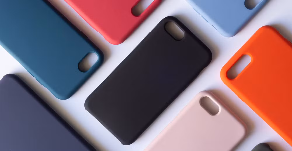 Không chỉ ốp lưng, các loại skin dán trực tiếp lên mặt lưng smartphone cũng được cho là có thể tác động đến khả năng tản nhiệt của thiết bị, bởi lớp vật liệu này bám sát bề mặt máy và làm giảm hiệu quả thoát nhiệt ra môi trường xung quanh trong những tình huống xử lý nặng.