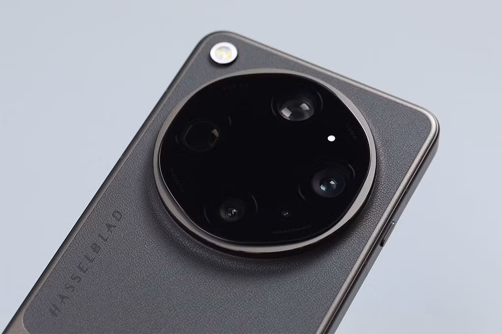Máy còn có cụm camera kép 200MP, quay phim 8K siêu nét, hỗ trợ LUT Burn-in và pin Silicon-Carbon 7.050mAh, hướng tới nhóm sáng tạo nội dung chuyên sâu.
