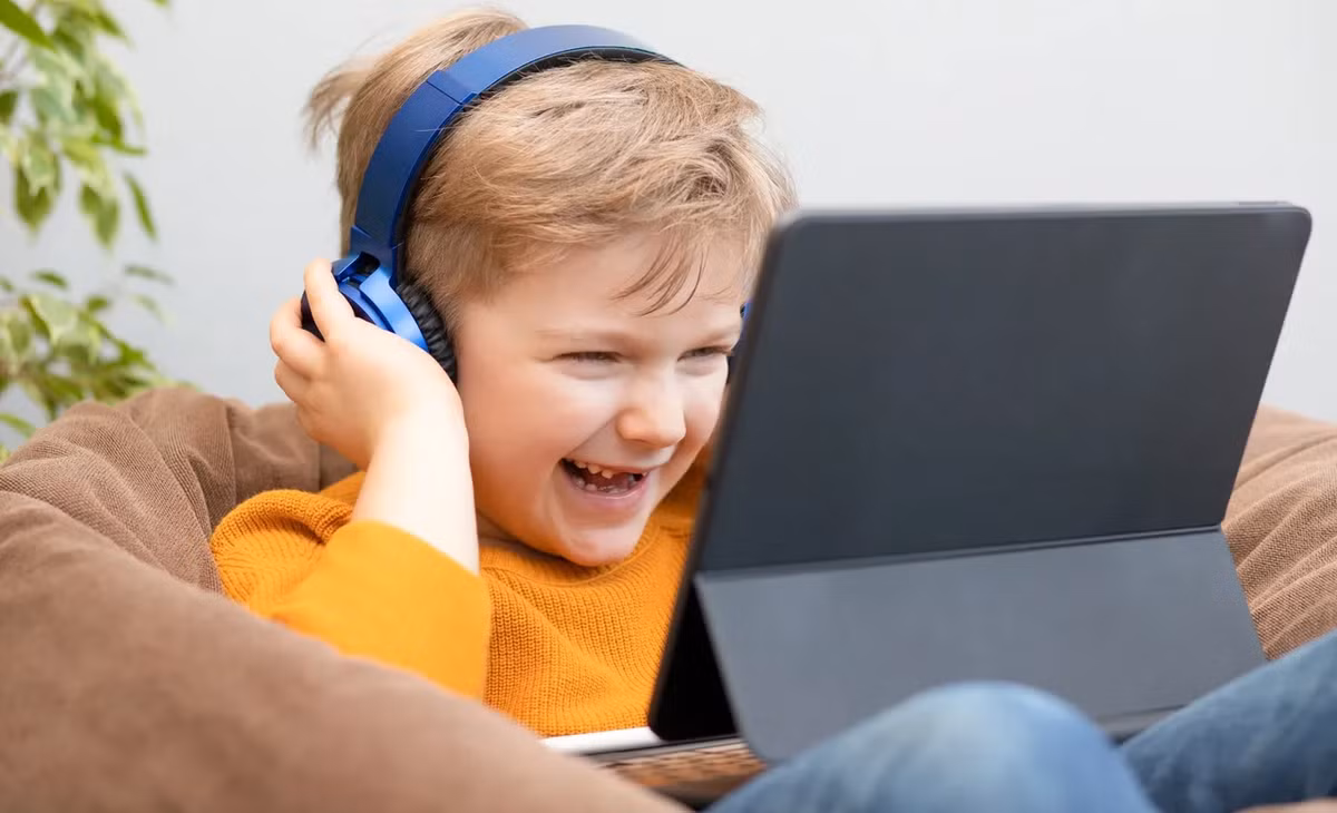 Giới chuyên gia cho rằng “dọn rác AI” không chỉ đơn thuần là xóa vài video phản cảm mà còn là cuộc chiến nhằm thay đổi cách thuật toán vận hành, tăng trách nhiệm của các nền tảng số và bảo vệ trẻ em trước một môi trường Internet ngày càng bị nội dung AI giá rẻ chi phối.