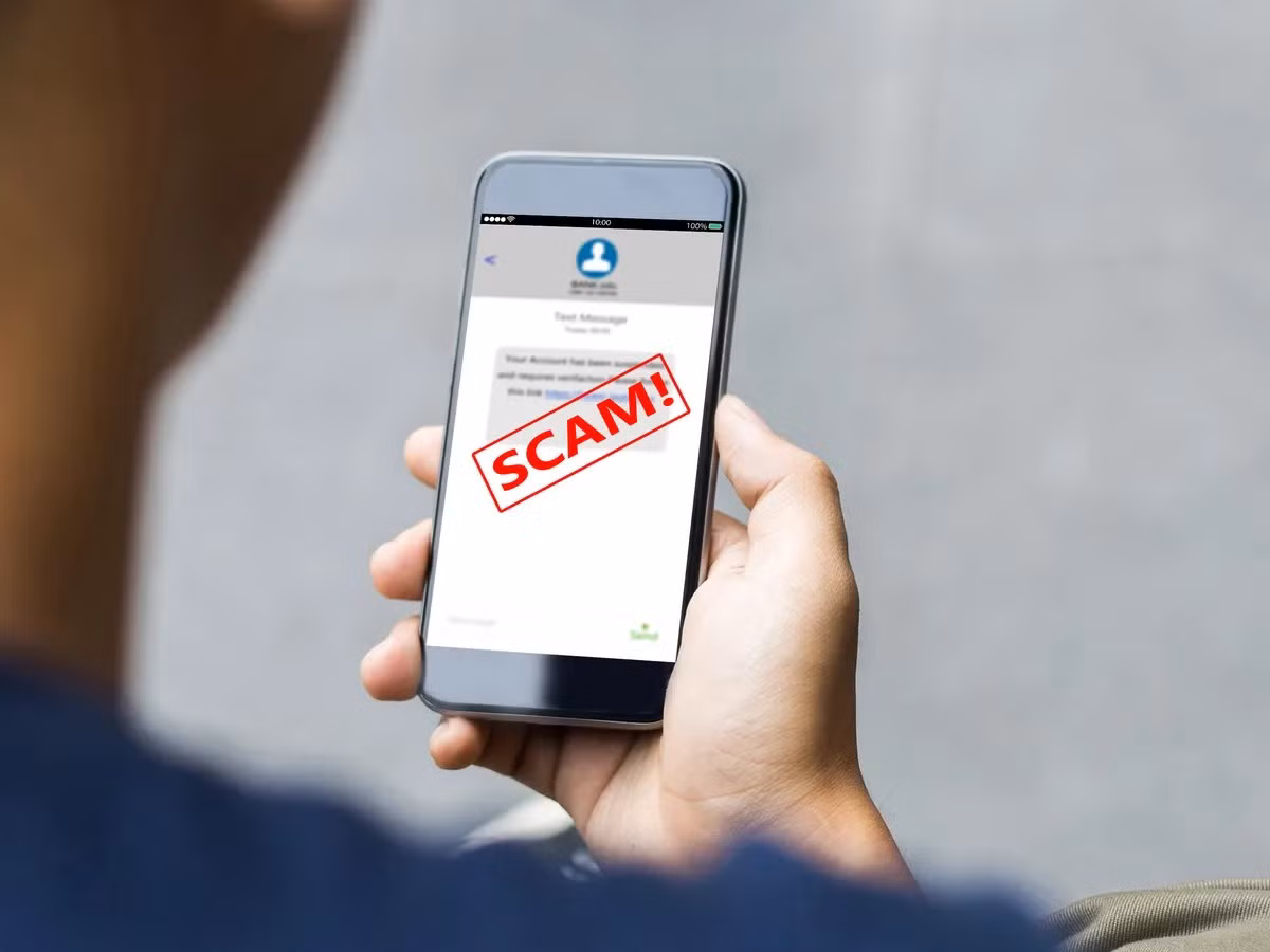 Tin nhắn giả mạo xuất hiện không chỉ qua SMS mà còn trên mạng xã hội và ứng dụng chat.
