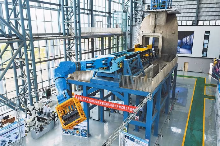 Theo Science and Technology Daily, robot này có thể nâng 60 tấn, tương đương trọng lượng 10 con voi châu Phi.