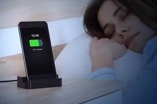 Theo cảnh báo từ các chuyên gia, nếu pin thường xuyên hoạt động ở khoảng 40 độ C, khả năng lưu trữ năng lượng có thể giảm tới 35% chỉ sau một năm, còn khi nhiệt độ duy trì ở khoảng 60 độ C trong thời gian dài, dung lượng pin thậm chí có thể chỉ còn khoảng 60% so với ban đầu, cho thấy nhiệt độ cao nguy hiểm hơn nhiều so với việc cắm sạc qua đêm.