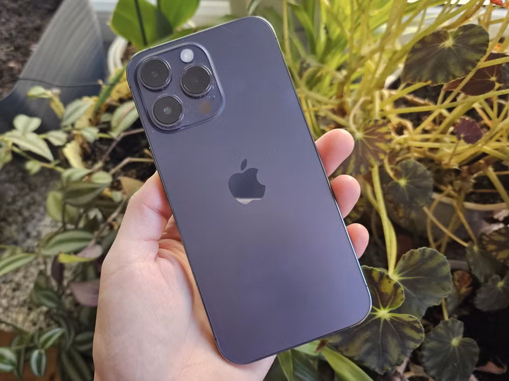 3. iPhone 14 Pro giữ mức giá 14-16 triệu đồng, phù hợp cho ai thích máy nhỏ gọn nhưng mạnh mẽ.